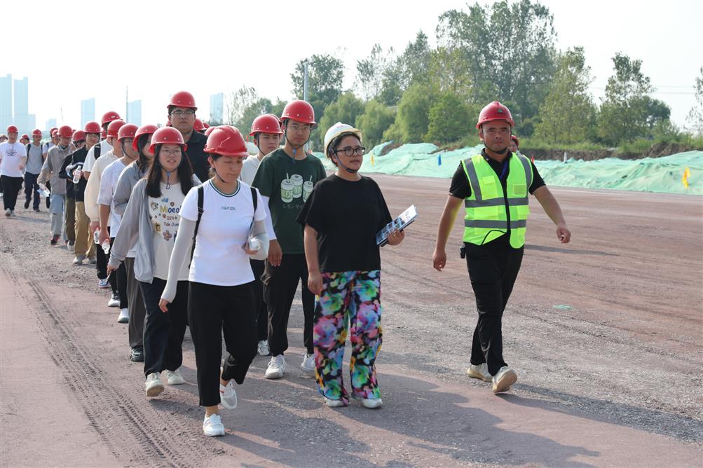 開(kāi)發(fā)區(qū)管委會(huì)領(lǐng)導(dǎo)及安徽理工大學(xué)師生走進(jìn)“劉慶路”施工現(xiàn)場(chǎng)觀(guān)摩交流